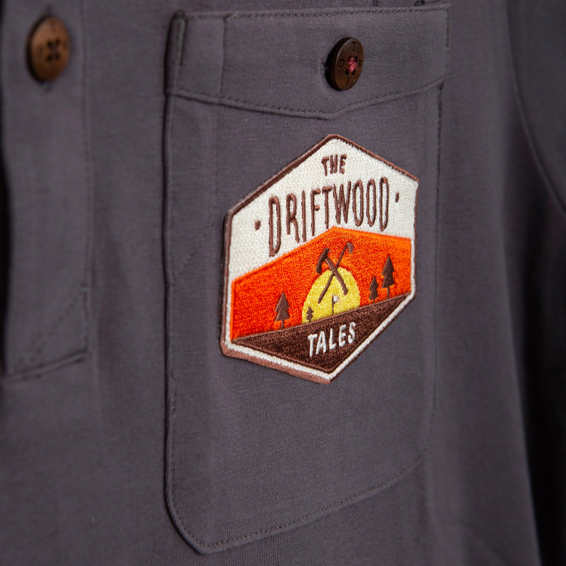 Poloshirt Basic - Antraciet grijs - met DRIFTWOOD badge - The Driftwood Tales